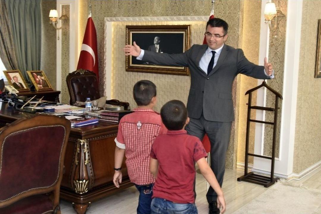 Necmettin &Ouml;ğretmenin &Ouml;ğrencilerinden Vali Memiş&rsquo;e Ziyaret