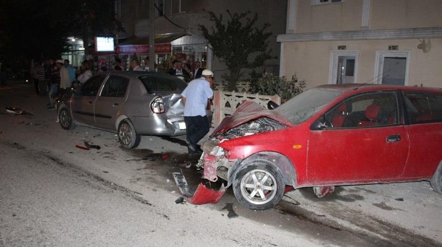 Otomobil Cezaevi Duvarına &Ccedil;arptı