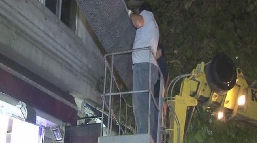 Beyoğlu'nda Zabıtanın Gece Yarısı "led Işıklı Tabela" Operasyonu