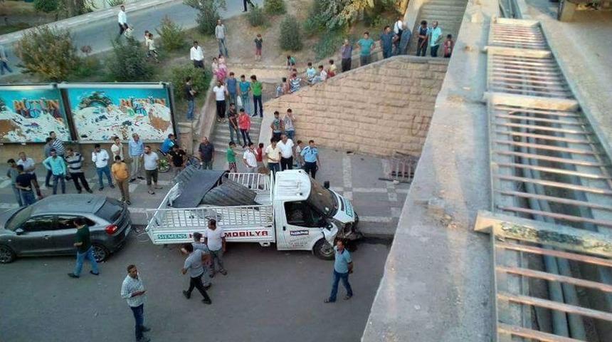 Birecik&rsquo;te Kamyonet K&ouml;pr&uuml;den D&uuml;şt&uuml;: 3 Yaralı