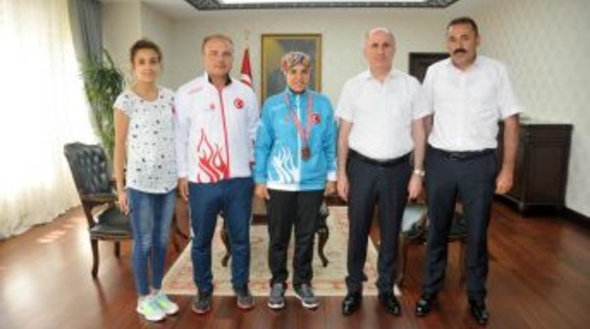 Vali Meral, Olimpiyat &Uuml;&ccedil;&uuml;nc&uuml;s&uuml; Judocuyu Altınla &Ouml;d&uuml;llendirdi