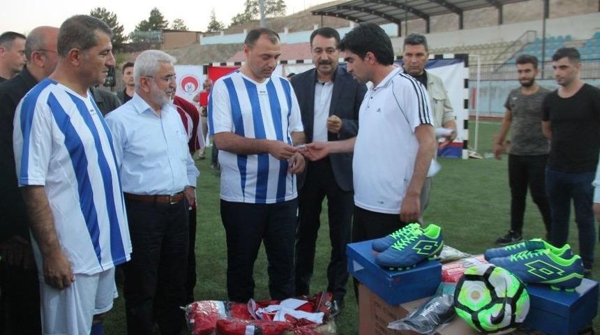 Elazığ&rsquo;da Amat&ouml;r Spor Kul&uuml;plerine Malzeme Desteği