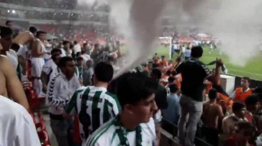 Konyaspor Taraftarının Kupa Kazanma Sevincini Yangın T&uuml;p&uuml;n&uuml; Sıkıp I&ccedil;indeki K&ouml;p&uuml;ğ&uuml; Boşaltarak Yaşadığı Ortaya &Ccedil;ıktı