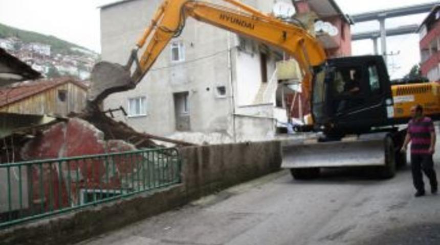 İzmit&rsquo;te Ka&ccedil;ak Yapılaşmaya Ceza Yağdı