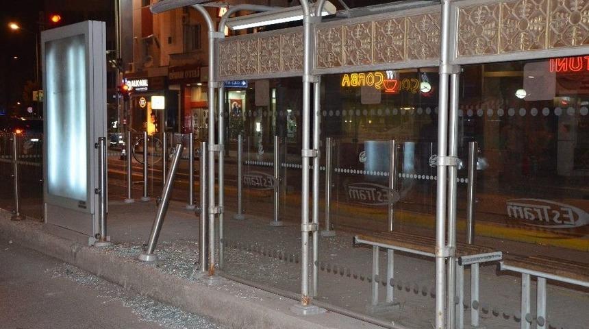 Tramvay Durağına &Ccedil;arpıp Ka&ccedil;tı