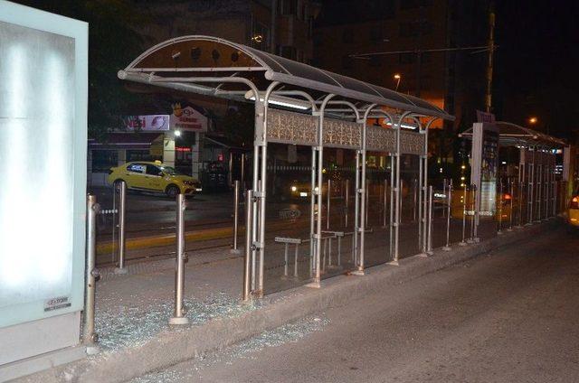 Tramvay Durağına Çarpıp Kaçtı