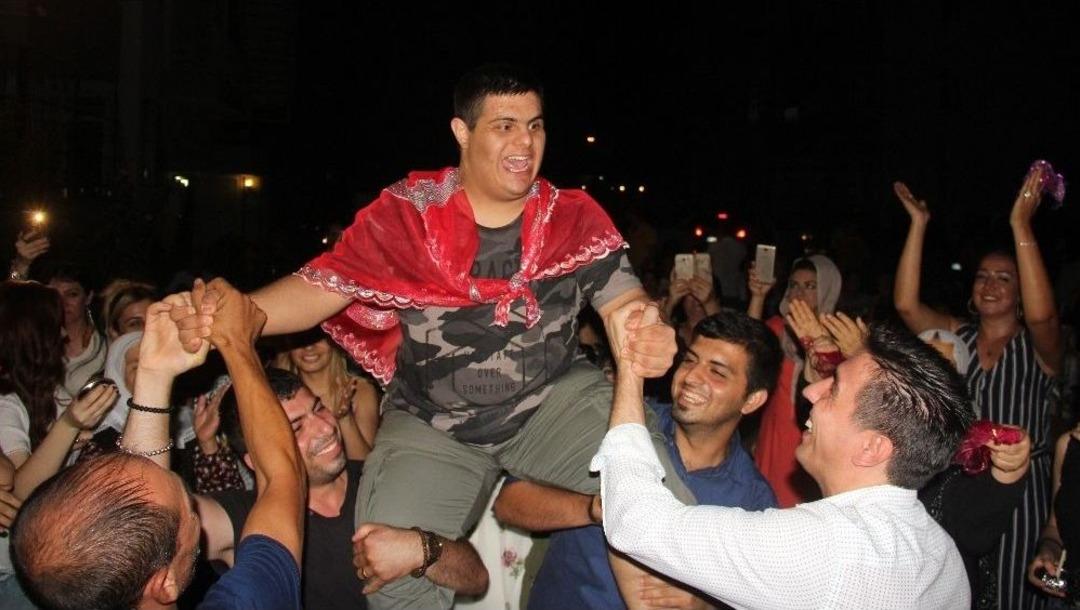 (&ouml;zel) Down Sendromlu &Ccedil;ocuklarına Asker Kınası Yaptılar