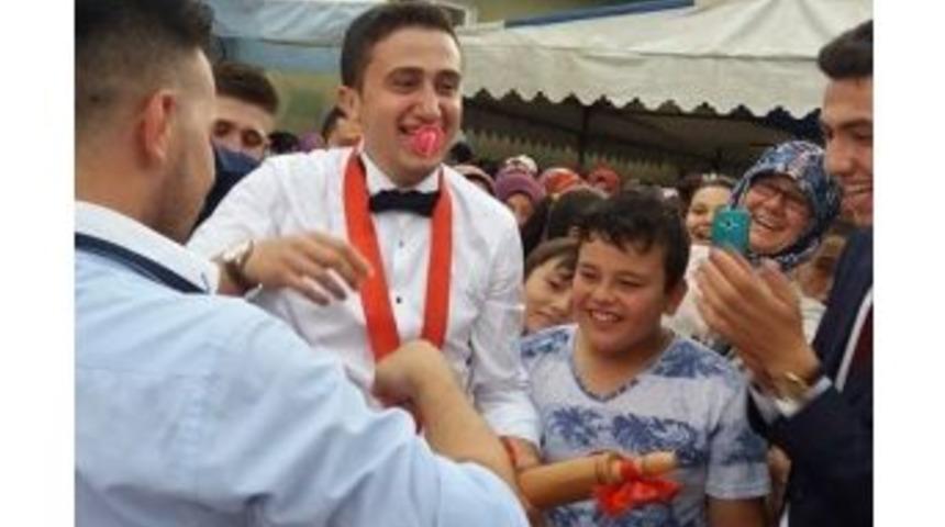 D&uuml;ğ&uuml;nde Damada Emzik, Ayva Ve Merdane Hediye Ettiler