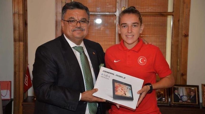 Başkan Yağcı, İşitme Engelliler Bayan Milli Futbol Takım Oyuncusu Aktaş&rsquo;la Bir Araya Geldi