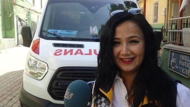 Kadın Paramedik Hem Ambulans Kullanıyor Hem Müdahale Ediyor