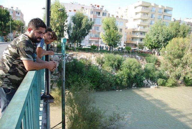 Köprüden Irmağa Atlayan Genç Kayboldu