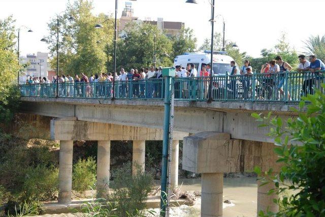 Köprüden Irmağa Atlayan Genç Kayboldu