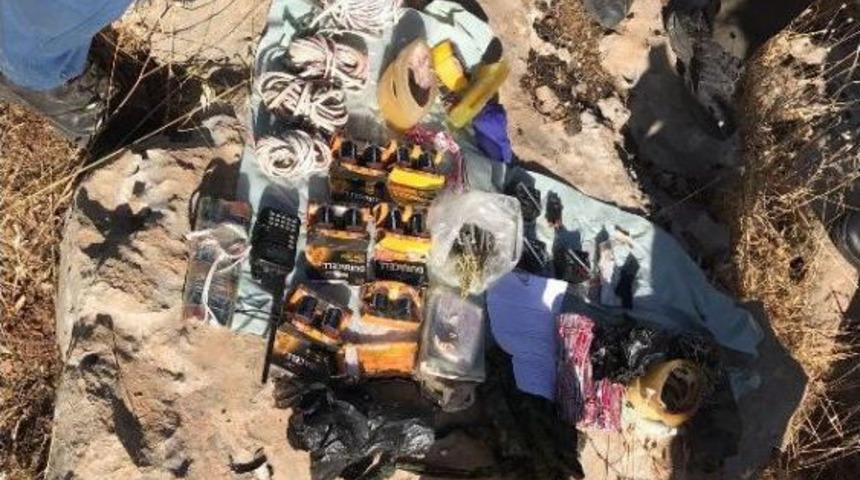 Darge&ccedil;it'te Pkk'ya Ait 12 Lojistik Sığınağı Bulundu