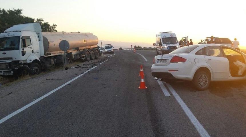 Malatya&rsquo;da Otomobil Tıra &Ccedil;arptı: 1 &Ouml;l&uuml;