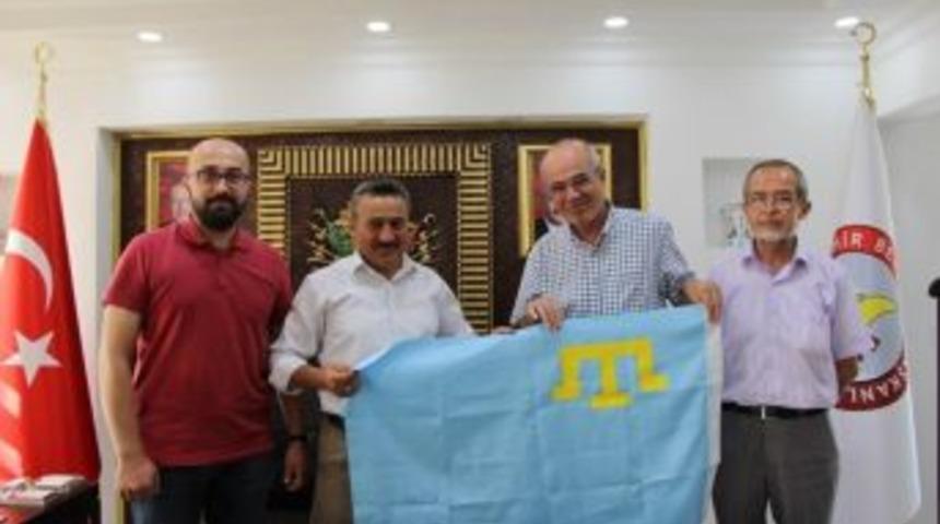 Başkan Tutal&rsquo;a Kırım Bayrağı Hediye Edildi