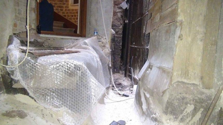 İstiklal Caddesi&rsquo;nde &Ouml;zbekistanlı Bir Kişi 5 Katlı Binanın &Ccedil;atısından D&uuml;şt&uuml;