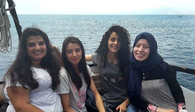 Kız Öğrenciler 15 Temmuz Diriliş Gençlik Kampında Buluştu