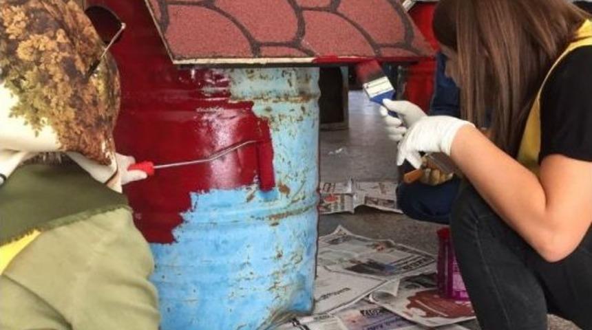 Atık Bidonlardan Sokak Hayvanları İ&ccedil;in Kul&uuml;be