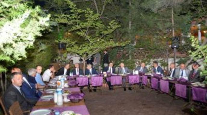 Jandarma Albay &Ouml;zg&uuml;r&rsquo;e Veda Yemeği