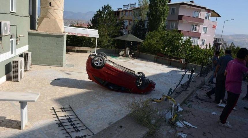Freni Boşalan Otomobil Cami Avlusuna Devrildi