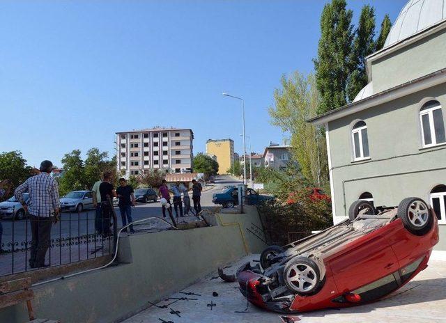 Freni Boşalan Otomobil Cami Avlusuna Devrildi