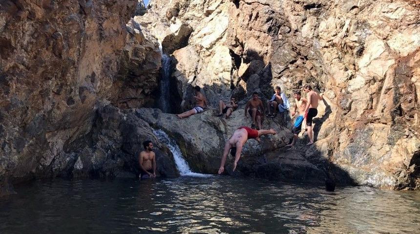 Sıcaktan Bunalan Gençler, Alakacaya Şelalesinde Serinliyor