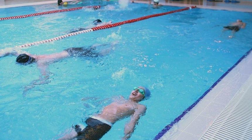 Bağcılar&rsquo;da Kapalı Y&uuml;zme Havuzlarında 600 Bin Kişi Y&uuml;zd&uuml;