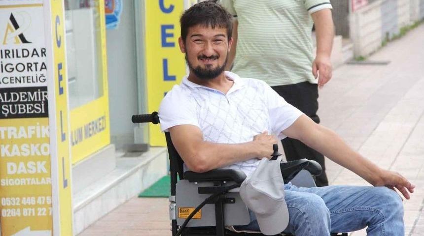 Eskiyen Ak&uuml;l&uuml; Sandalyesi Yenilenen Engelli Vatandaşın Mutluluğu G&ouml;zlerinden Okundu