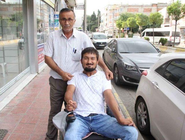 Eskiyen Akülü Sandalyesi Yenilenen Engelli Vatandaşın Mutluluğu Gözlerinden Okundu