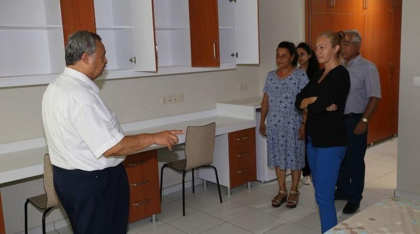 Burhaniye&rsquo;de Başkan Uysal Yurtları Ziyaret Etti