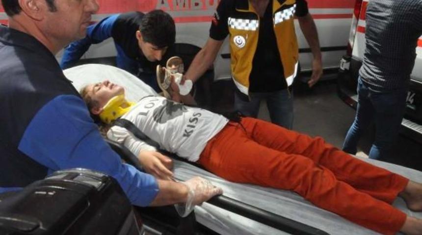 Tarım Iş&ccedil;ilerini Taşıyan Kamyonet Devrildi: 10 Yaralı