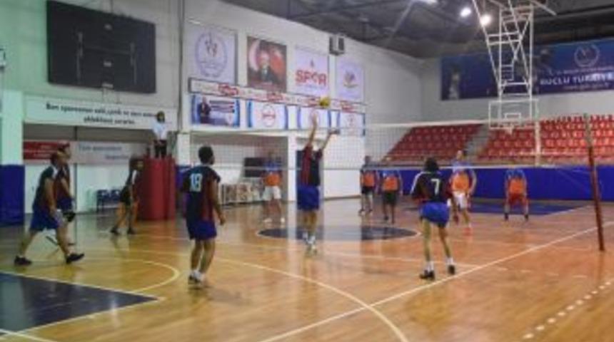Kurumlar Arası Voleybol Ma&ccedil;ları Oynanıyor
