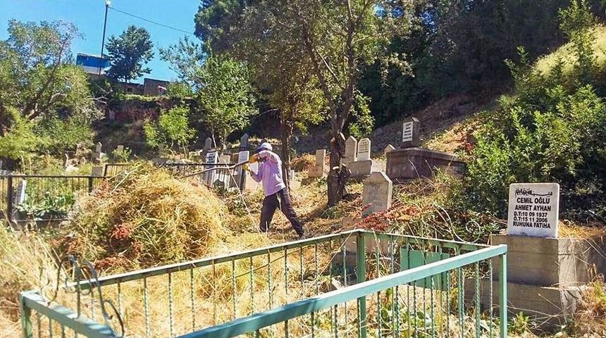 Kurban Bayramı &Ouml;ncesi Mezarlık Temizliği