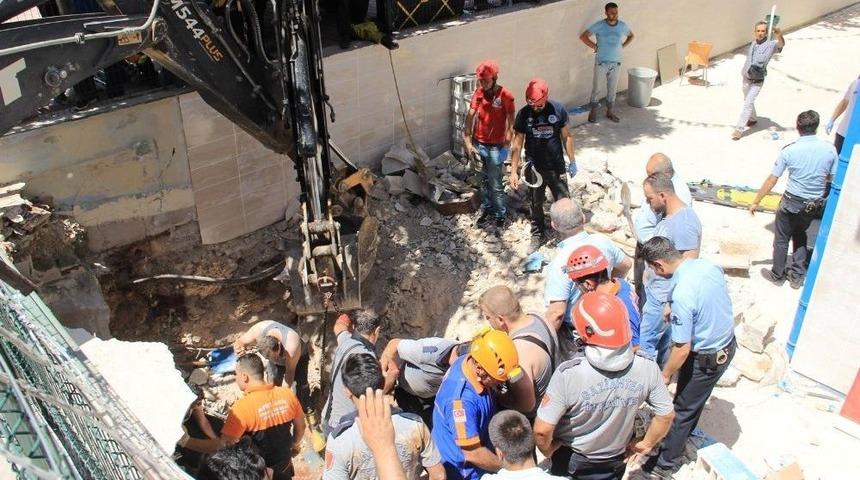 Kolejde Tavan &Ccedil;&ouml;kt&uuml;: 1 İş&ccedil;i G&ouml;&ccedil;&uuml;k Altında