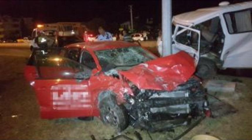 Samsun&rsquo;da Minib&uuml;s İle Otomobil &Ccedil;arpıştı: 4 Yaralı