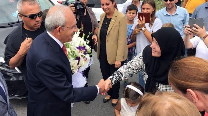 Chp Lideri,bir Se&ccedil;menin Manileriyle Karşılandı