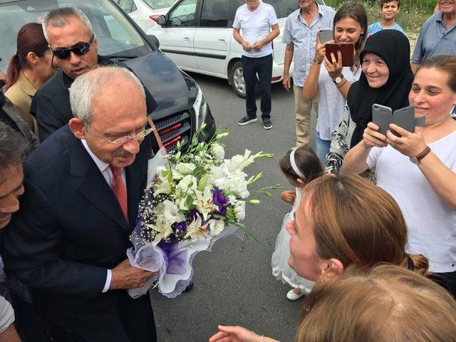 Chp Lideri,bir Seçmenin Manileriyle Karşılandı