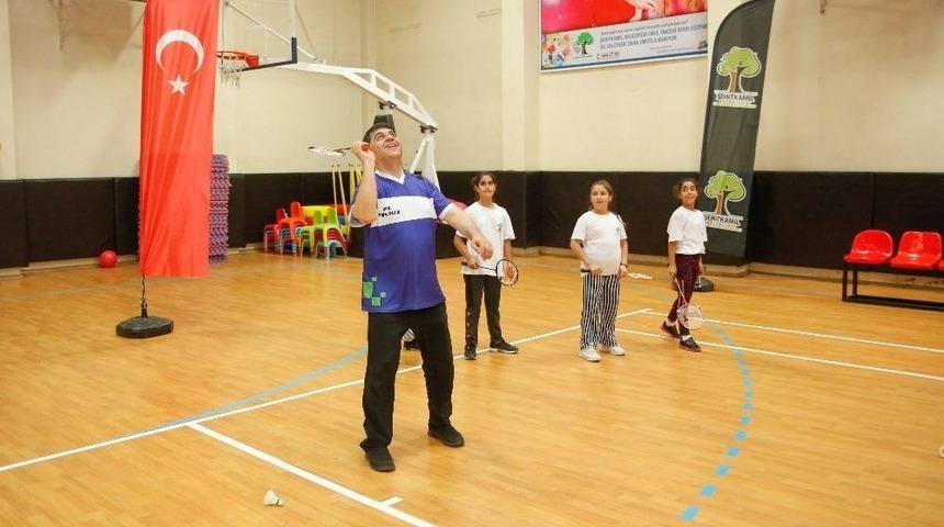 Fadıloğlu, Gen&ccedil;lerle Badminton Oynadı