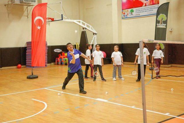 Fadıloğlu, Gençlerle Badminton Oynadı