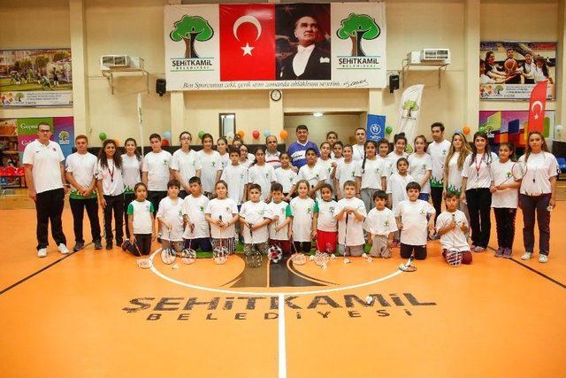 Fadıloğlu, Gençlerle Badminton Oynadı