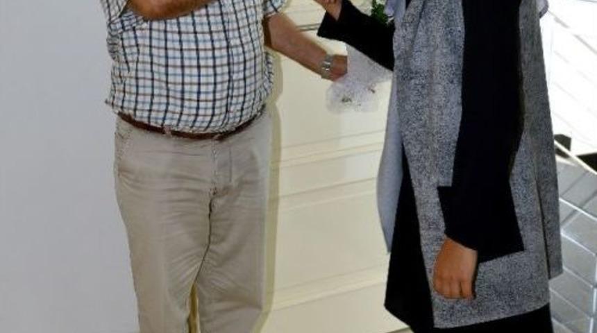 Hukuk Fak&uuml;ltesini Kazandığını &Ouml;ğrenince Okuduğu Liseyi Yaptıran İş Adamının Yanına Koştu