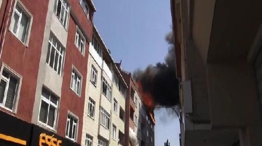 Ataşehir'de 6 Katlı Binanın &Ccedil;atısı Alev Alev Yandı (1)