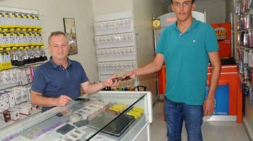 Kendisine Satılmak Istenen &Ccedil;alıntı Telefonu Asıl Sahibine Ulaştırdı