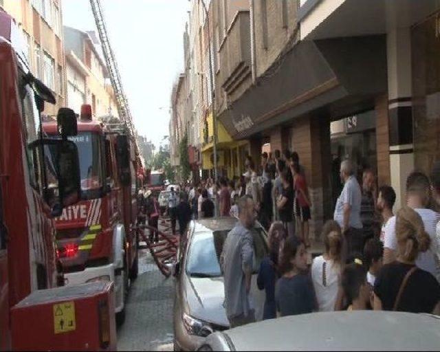 Ataşehir de 6 Katlı Binanın &Ccedil;atısı Alev Alev Yandı (2) 1