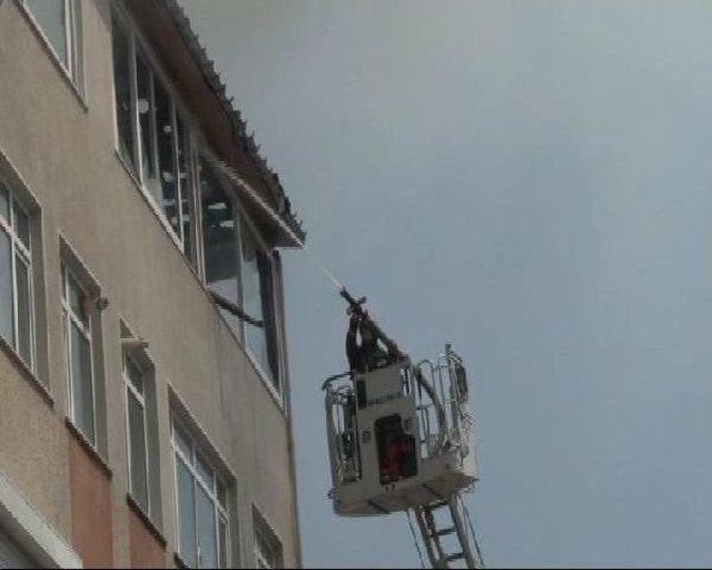 Ataşehir de 6 Katlı Binanın &Ccedil;atısı Alev Alev Yandı (2) 2