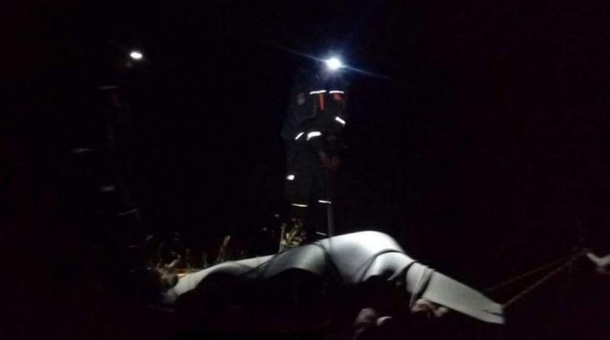 Yaşlı Kadın, U&ccedil;uruma D&uuml;şen İneğinin Kurtarılmasını Battaniyeye Sarılarak Bekledi