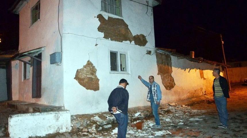Manisalı Depremzedelere Acil Yardım &Ouml;denekleri Dağıtıldı