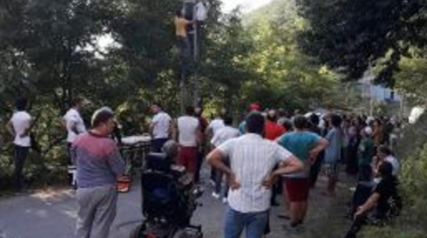 Elektrik Direğinde Asılı Kaldı, Ağır Yaralandı
