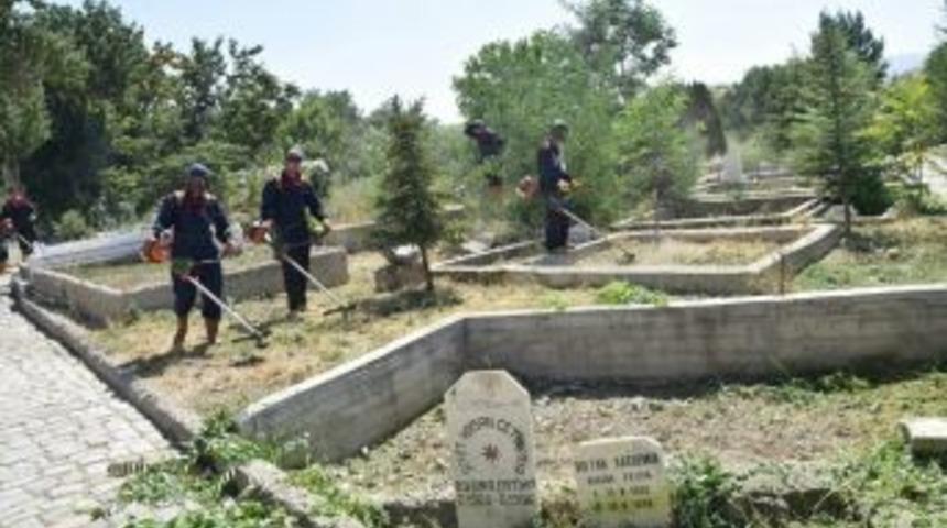 Şuhut&rsquo;ta Mezarlık Temizliği Yapıldı