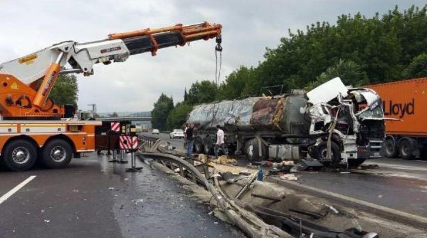 Devrilen Tankerin S&uuml;r&uuml;c&uuml;s&uuml; Yaralandı